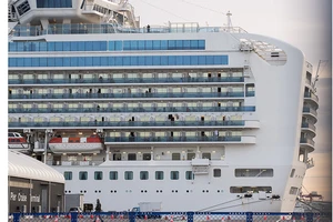 Tàu Diamond Princess tại cảng Yokohama hôm 12-2-2020. Ảnh: ZUMA Press