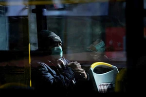 Một người phụ nữ đeo khẩu trang được nhìn thấy trên xe buýt tại Thượng Hải, Trung Quốc hôm 12-2-2020. Ảnh: REUTERS