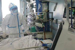 Trung Quốc đại lục ghi nhận thêm 98 ca tử vong và 1.886 ca nhiễm Covid-19. Ảnh: REUTERS