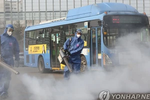 Các quan chức y tế khử trùng một bến xe buýt công cộng ở phía đông Seoul vào ngày 20-2. Ảnh: Yonhap