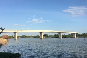 Cầu Long Đại đã vươn ra giữa sông nhưng chưa biết khi nào nối đôi bờ