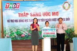Trao học bổng “Thắp sáng ước mơ” giúp học sinh vượt khó học tập tại xã Phương Trà, huyện Cao Lãnh