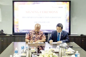Ông Lê Viết Hải, Chủ tịch HĐQT kiêm Tổng Giám đốc Tập đoàn Xây dựng Hòa Bình (bên phải) và ông Dato Faris Yahaya, Tổng Giám đốc Tập đoàn OrangeBeam  ký kết hợp tác