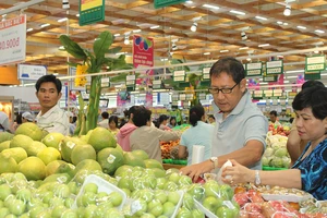  Nhiều hàng hóa bày bán tại hệ thống siêu thị trên địa bàn TPHCM