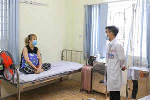 Bác sĩ Nguyễn Nhật Sang thăm hỏi người đang cách ly tại khu cách ly quận Phú Nhuận. Ảnh: HOÀNG HÙNG
