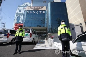 Các nhân viên cảnh sát bảo vệ một viện điều dưỡng - nơi ghi nhận hơn 70 trường hợp nhiễm Covid-19 tại thành phố Daegu, ngày 18-3. Ảnh: Yonhap