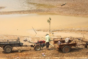 Mực nước nhiều hồ thủy lợi ở Lâm Đồng đang ở mức thấp hơn nhiều so với thiết kế, khiến cho đời sống người dân gặp nhiều khó khăn. Ảnh: ĐOÀN KIÊN