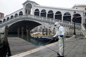 Cầu Rialto ở Venice, Italy đang được vệ sinh. Đây được xem là một biện pháp để phòng chống dịch Covid-19. Ảnh: Reuters