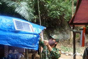 Lắp đèn thắp sáng bằng năng lượng mặt trời tại huyện Nam Giang