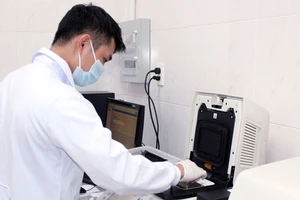 Nhân viên Trung tâm Kiểm soát bệnh tật tỉnh Đồng Nai thực hiện xét nghiệm trên hệ thống máy Real-time PCR