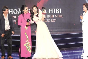 Hoàng Yến Chibi (phải) tại Lễ trao giải Cánh diều 2019