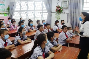 Học sinh khối 5, Trường Tiểu học An Hội (quận Gò Vấp) trong ngày đầu tiên trở lại trường sau hơn 3 tháng nghỉ học vì dịch bệnh
