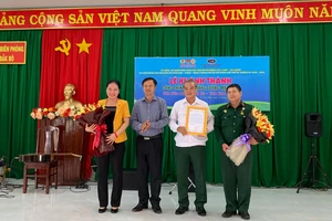 Ông Phạm Hồng Khanh, Phó Chủ tịch UBND huyện Bù Gia Mập trao hoa và thư cảm ơn đến đoàn công tác 