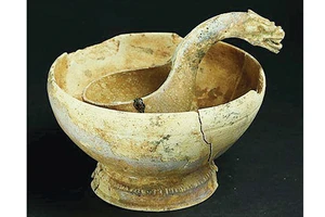 Một đồ vật được tìm thấy trong lần khai quật 73 ngôi mộ cổ ở Giang Tây