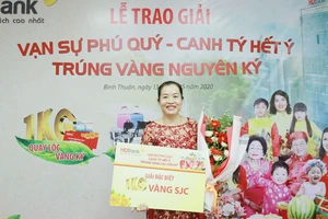 Trao giải thưởng 1kg vàng cho khách hàng HDBANK