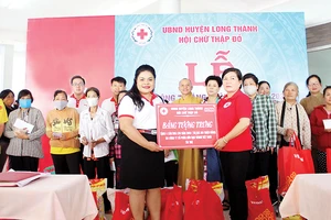 Bà Nguyễn Thu Thủy - đại diện Vedan trao bảng tượng trưng 4 căn nhà cho đại diện Hội Chữ thập đỏ huyện Long Thành, tỉnh Đồng Nai