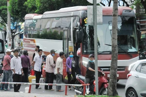 Đường Hùng Vương (quận 5), nơi thường xuyên xảy ra tình trạng xe đón trả khách gây mất trật tự an toàn giao thông. Ảnh: CAO THĂNG