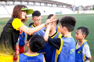 Quả bóng vàng nữ Việt Nam 2008 Ngọc Châm luôn đồng hành cùng các học trò ở Trung tâm CFF. Ảnh: P.NGUYỄN