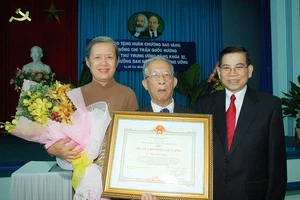 Đồng chí Trần Quốc Hương nhận Huân chương Sao Vàng do Đảng và Nhà nước trao tặng năm 2006. Ảnh: VIỆT DŨNG 