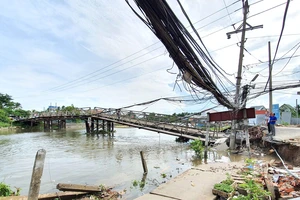 Mố cầu Rạch Cam trên đường tỉnh 918, phường Long Hòa, quận Bình Thủy, TP Cần Thơ bị sạt lở nghiêm trọng. Ảnh: MINH TRUNG