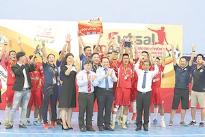 Ông Lê Hữu Hoàng, Phó Chủ tịch UBND tỉnh Khánh Hòa trao huy chương vàng cho các cầu thủ đội vô địch