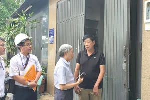 Ông Nguyễn Mạnh Hùng, Chủ tịch Hội Bảo vệ quyền lợi người tiêu dùng, trao đổi thông tin sử dụng điện với anh Khoa (đường DC7 phường Sơn Kỳ, quận Tân Phú, TPHCM)