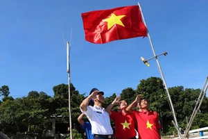 Trao hơn 113.500 lá cờ Tổ quốc cho ngư dân