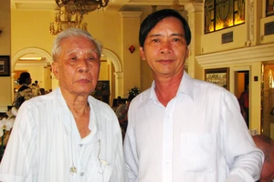 Nhà văn Phạm Tường Hạnh (trái) và nhà văn Triệu Xuân