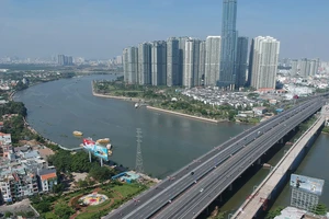 Cầu Sài Gòn 2 (bên trái) được đầu tư xây dựng theo phương thức PPP. Ảnh: CAO THĂNG