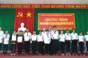 Các em học sinh nghèo Lộc Ninh nhận học bổng và quà tặng của chương trình