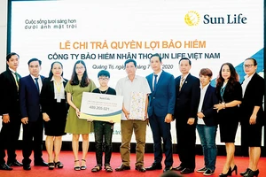 Sun Life Việt Nam chi trả quyền lợi bảo hiểm cho khách hàng tại Quảng Trị