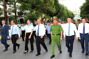 Phó Thủ tướng Thường trực Trương Hòa Bình cùng lãnh đạo các ban ngành đi bộ hưởng ứng “Ngày toàn dân phòng, chống mua bán người”