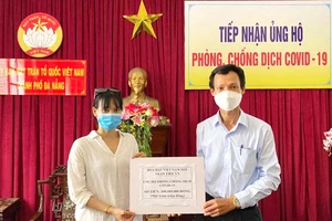 Đại diện gia đình Hoa hậu Tiểu Vy trao tiền ủng hộ Ủy ban MTTQ Việt Nam TP Đà Nẵng