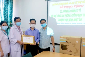 BS CKII Nguyễn Thanh Trường, Phó Giám đốc Bệnh viện Bệnh nhiệt đới TPHCM, trao thư cảm ơn đến đại diện nhóm Đom Đóm