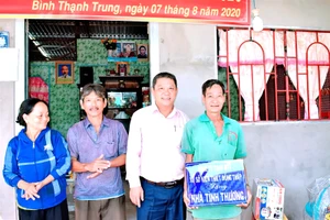 Công ty TNHH MTV Xổ số Kiến thiết Đồng Tháp trao tặng nhà tình thương ở xã Bình Thạnh Trung, huyện Lấp Vò