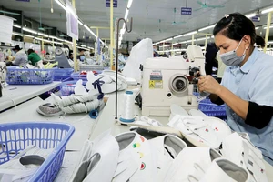 May giày xuất khẩu tại Công ty TNHH hóa dệt Hà Tây, xã Cam Thượng, Ba Vì, Hà Nội. Ảnh: TTXVN