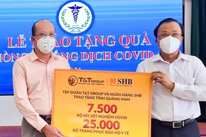 Đại diện Tập đoàn T&T Group và Ngân hàng SHB trao tặng các thiết bị y tế/sinh phẩm cho Ts.Bs. Mai Văn Mười, Phó Giám đốc Sở Y tế tỉnh Quảng Nam (bên phải)