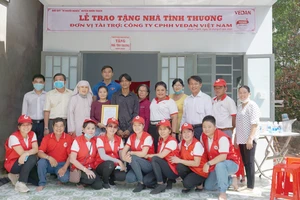 Bà Nguyễn Thị Thu Thủy (Phó giám đốc đối ngoại Công ty CPHH Vedan Việt Nam) và gia đình cùng đại diện các ban ngành đoàn thể huyện Nhơn Trạch trong buổi trao tặng mái ấm tình thương