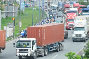 Xe container lưu thông trên xa lộ Hà Nội đoạn qua quận 2, TPHCM, chiều 11-9-2020. Ảnh: CAO THĂNG