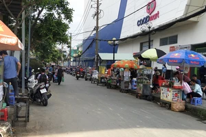 Các xe đẩy bán hàng rong chiếm dụng lòng đường trước cổng Trường Tiểu học Nguyễn Thị Minh Khai (quận Gò Vấp)