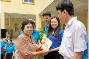  Bà Lý Kim Mai trao học bổng cho học sinh nghèo, hiếu học năm học 2019-2020