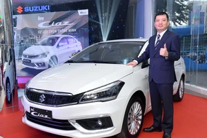 Ông Takahasa - Tổng Giám đốc Việt nam Suzuki đứng cạnh xe Ciaz mới