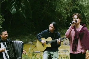 Ca sĩ Hà Anh Tuấn hát giữa rừng trong See Sing Share mùa 4
