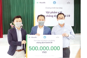 Manulife Việt Nam góp gần 3,5 tỷ đồng vật phẩm y tế chống dịch