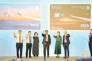 Vietnam Airlines và Standard Chartered Việt Nam ra mắt tài khoản ngân hàng tích lũy dặm bay 