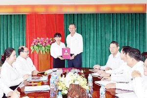 Ông Lưu Hoàng Tân - Chủ tịch, Giám đốc Công ty trao quyết định cho bà Đặng Thị Ngọc Hiền