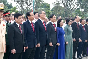 Đoàn đại biểu dự Đại hội đại biểu Đảng bộ TPHCM lần thứ XI dâng hương các Anh hùng Liệt sĩ, tưởng nhớ Chủ tịch Hồ Chí Minh 