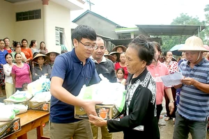 Đại diện Báo SGGP trao các phần quà đến người dân vùng lũ thuộc xã Hải Chánh, huyện Hải Lăng, Quảng Trị