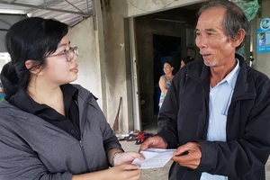 Đại diện báo SGGP tại miền Trung thăm hỏi, hỗ trợ cho trường hợp anh Thái Bá Thuận. Ảnh: XUÂN QUỲNH