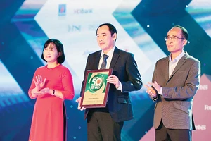 Ông Trương Tấn Lực - Phó Tổng Giám đốc PYMEPHARCO nhận giải thưởng Tốp 50